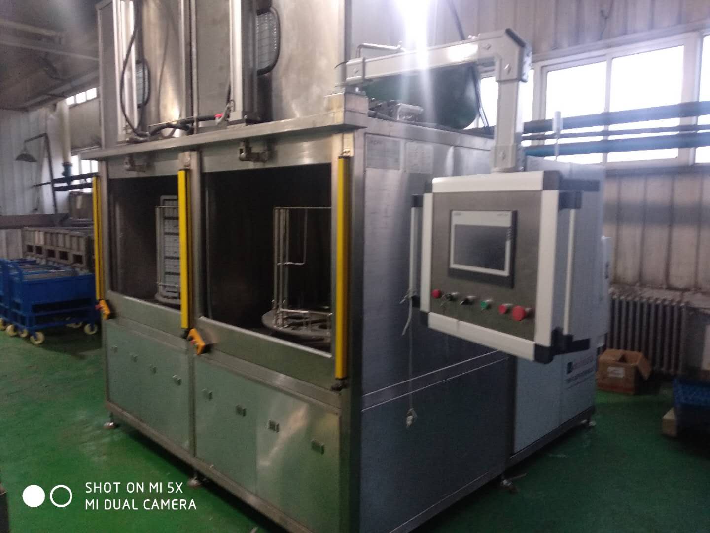 單工位物料箱旋轉(zhuǎn)噴淋清洗機